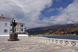 Denkmal des unbekannten Seefahrers an der nördlichen Spitze von Andros-Stadt
